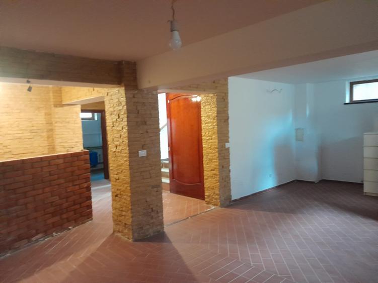 Casă cu 8 camere cu Teren 1450 Mp în Joița