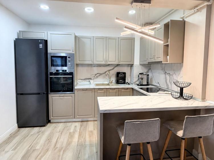 Apartament cu 3 camere semidecomandat, mobilat în Florești