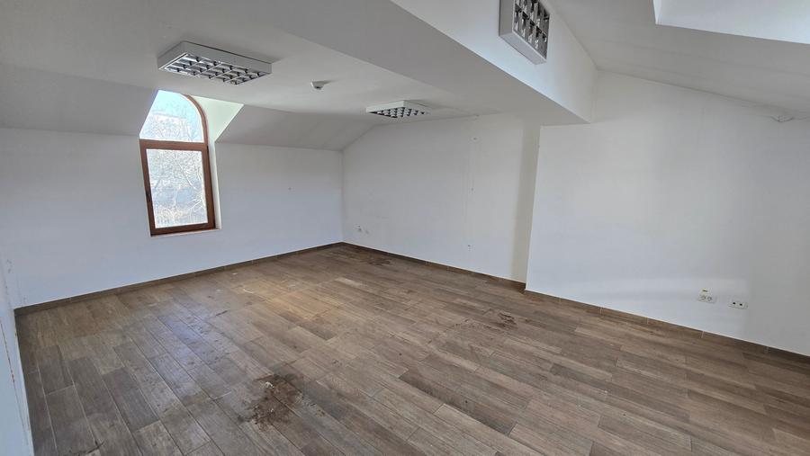 Casă cu 11 camere cu Canalizare în Ultracentral