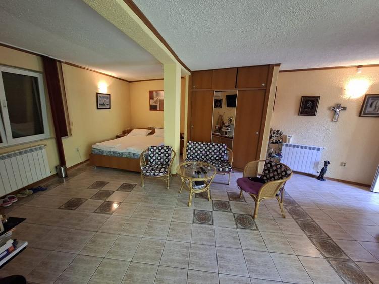 Casă individuală cu 9 camere cu Canalizare în Central