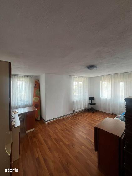 Casă cu 5 camere cu Teren 500 Mp în Priseaca