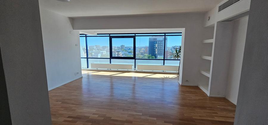 Apartament cu 5 camere decomandat în Polonă