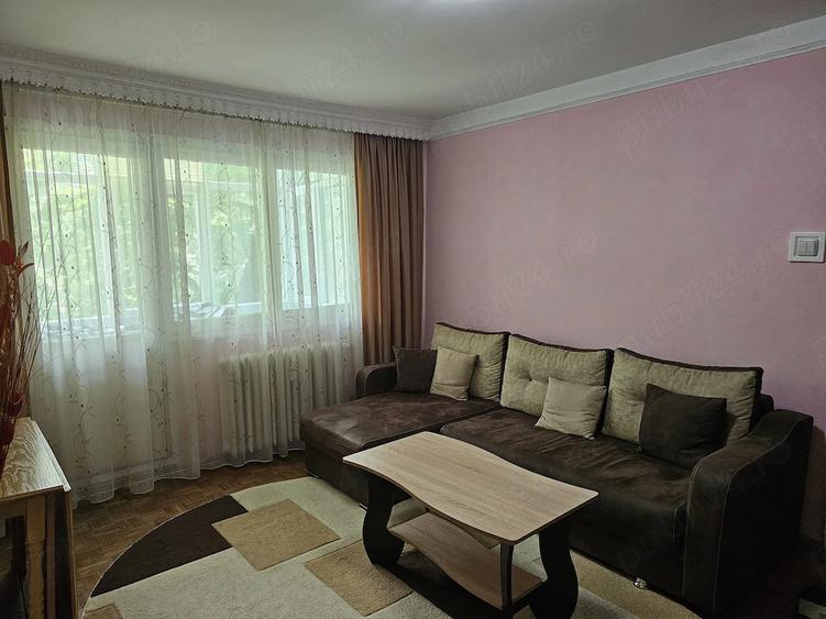 Apartament cu 4 camere semidecomandat, mobilat în Central