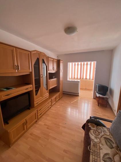 Apartament cu 2 camere semidecomandat în Craiovei