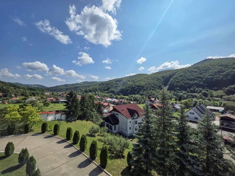 Casă individuală cu 13 camere cu Piscina în Slănic-Moldova