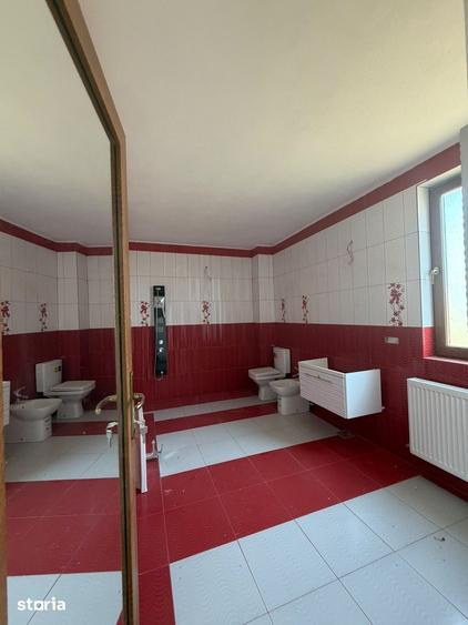 Casă cu 9 camere cu Teren 850 Mp în Brănișca