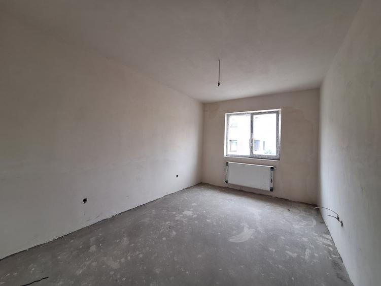 Apartament cu 3 camere semidecomandat în Florești