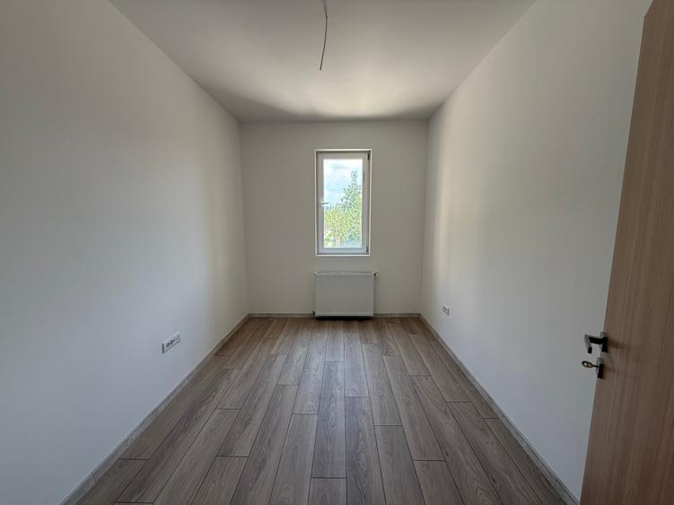 Apartament cu 3 camere semidecomandat în Apărătorii Patriei