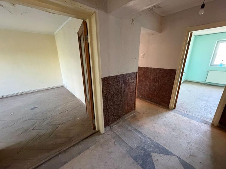 Apartament cu 3 camere decomandat în Central