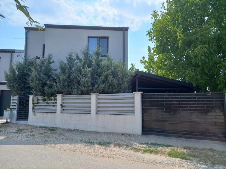 Casă individuală cu 4 camere cu Canalizare în Petrești