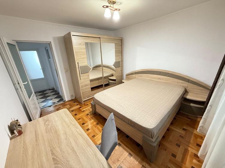 Apartament cu 3 camere decomandat în 7 Noiembrie