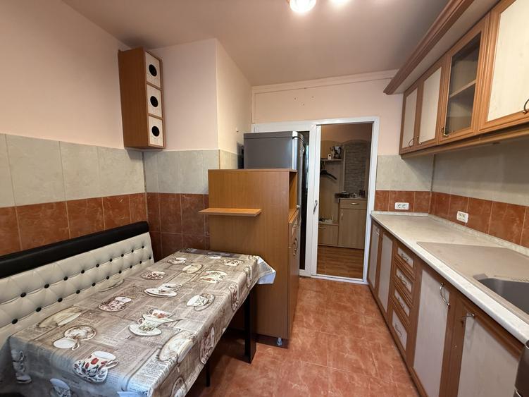 Apartament cu 3 camere decomandat, mobilat în Girocului