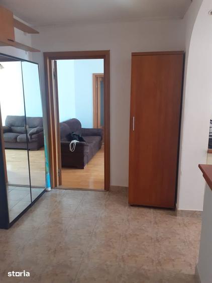 Apartament cu 3 camere semidecomandat în Pantelimon