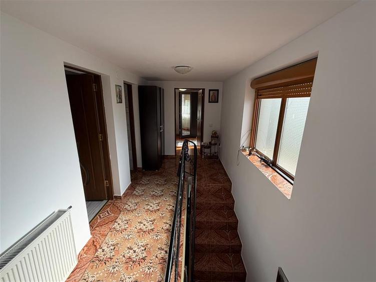 Casă individuală cu 7 camere cu Canalizare în Cocorăștii Colț