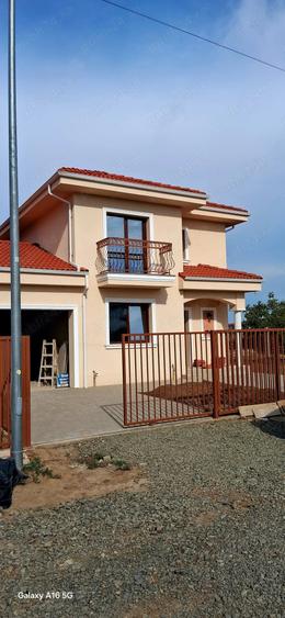 Casă cu 5 camere cu Teren 392 Mp în Dumbrăvița