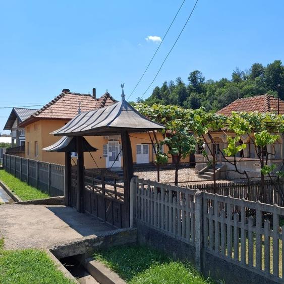 Casă cu 4 camere cu Teren 815 Mp în Tătărani