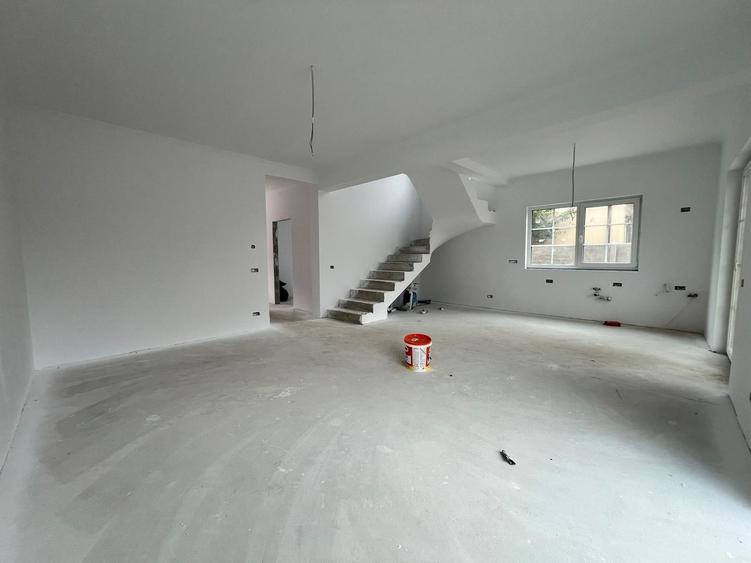 Duplex cu 5 camere cu Teren 300 Mp în Giarmata