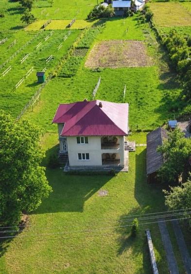 Casă individuală cu 5 camere cu Teren 2674 Mp în Poiana Teiului