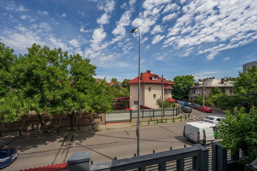 Apartament cu 3 camere decomandat în Drumul Sării