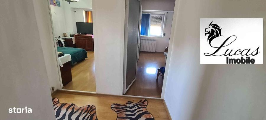 Apartament cu 4 camere decomandat în Trocadero