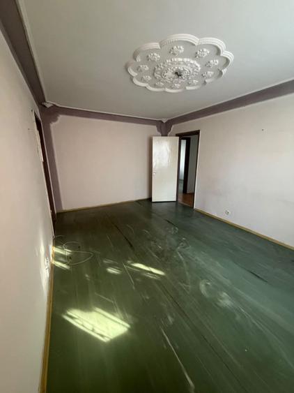 Apartament cu 3 camere semidecomandat în Narcisa