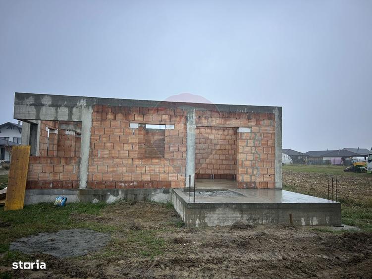 Casă cu 4 camere cu Teren 500 Mp în Recea