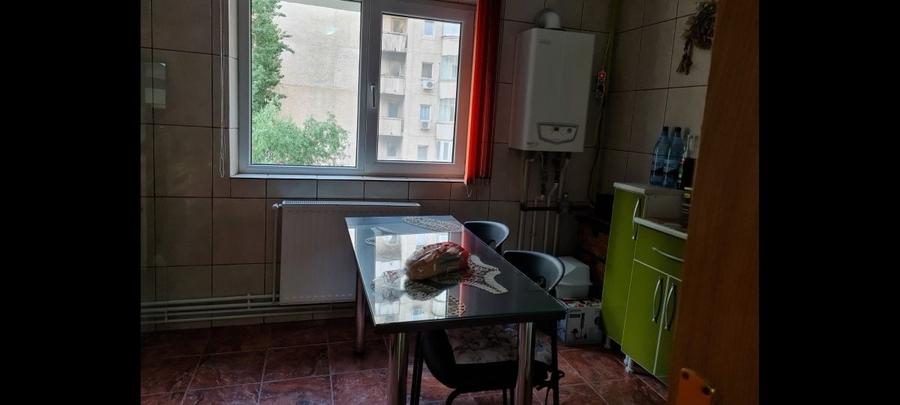 Apartament cu 3 camere decomandat în Vitan