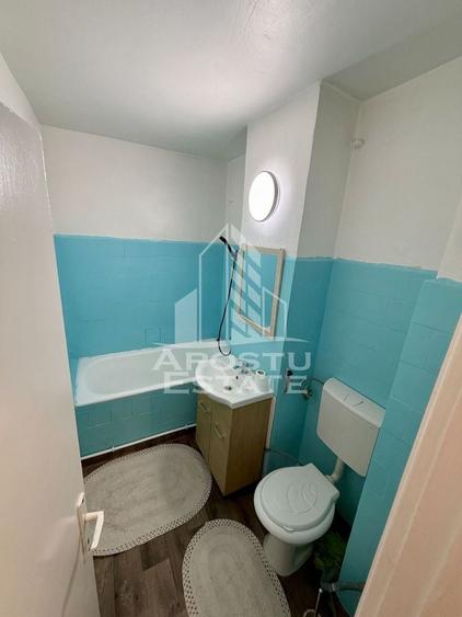 Apartament cu 3 camere semidecomandat, mobilat în Dâmbovița