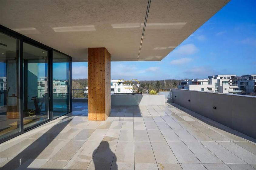 Penthouse cu 5 camere decomandat în Băneasa