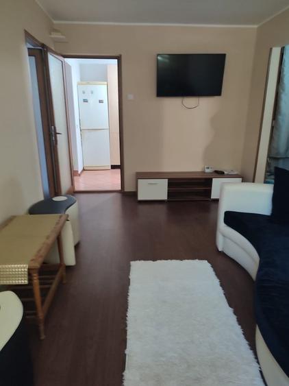 Apartament cu 3 camere semidecomandat în Sârbi