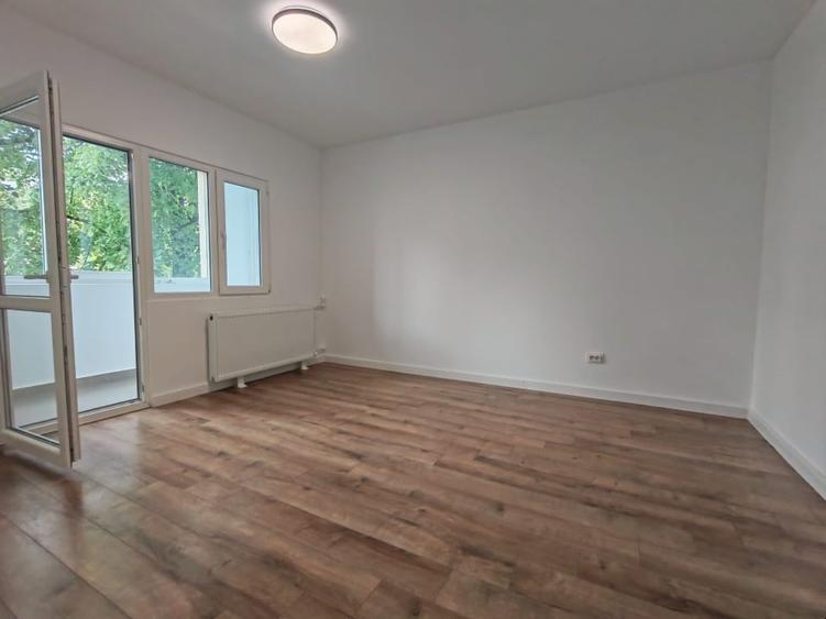 Apartament cu 3 camere semidecomandat în Titan