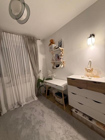 Apartament cu 3 camere semidecomandat, mobilat în Florești