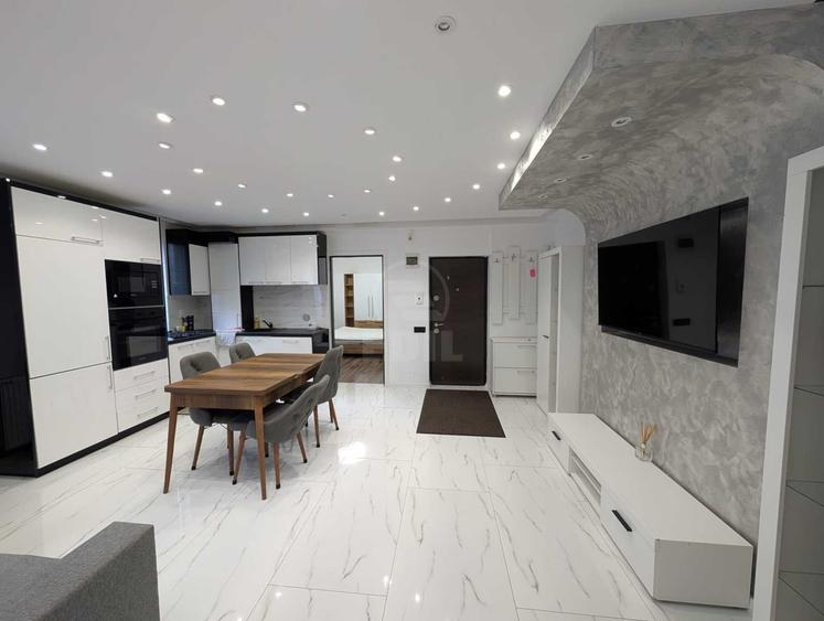 Apartament cu 3 camere semidecomandat în Florești