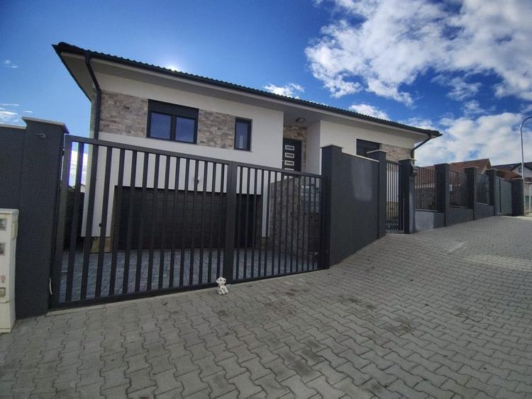 Casă individuală cu 4 camere cu Canalizare în Șelimbăr