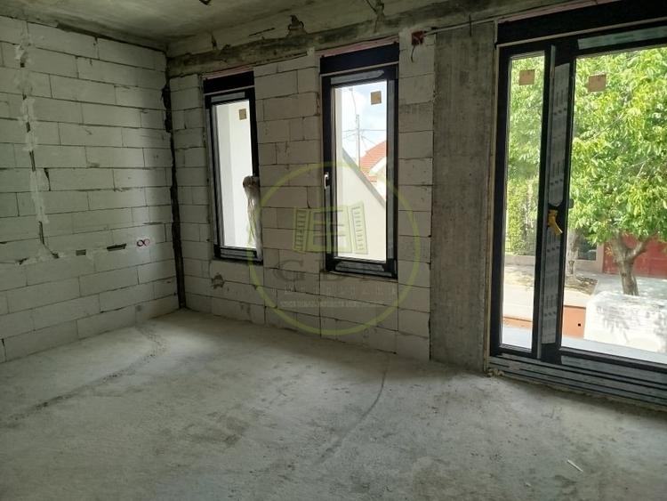Duplex cu 10 camere cu Canalizare în Cantemir