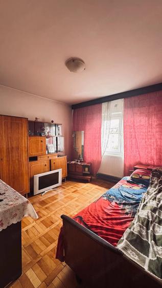 Apartament cu 3 camere decomandat în Lipovei