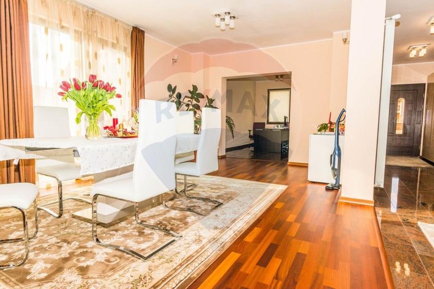 Casă individuală cu 6 camere cu Teren 1071 Mp în Central