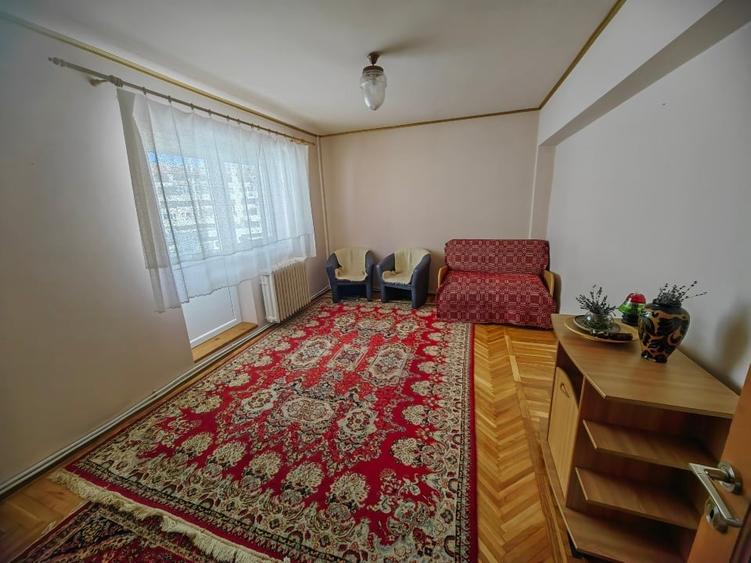 Apartament cu 4 camere decomandat, mobilat în Central