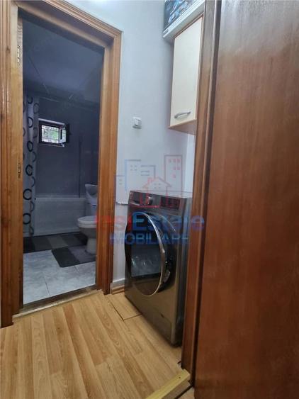 Apartament cu 4 camere decomandat în Filiași