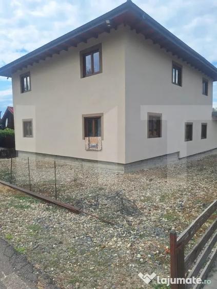 Casă cu 7 camere cu Teren 1000 Mp în Central