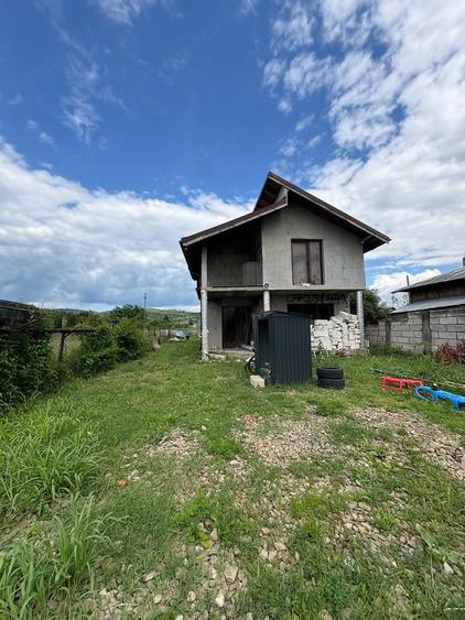 Casă cu 4 camere cu Teren 1723 Mp în Boldești