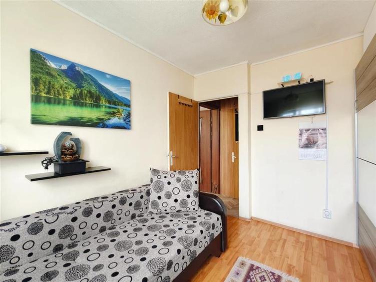 Apartament cu 3 camere semidecomandat în Florilor