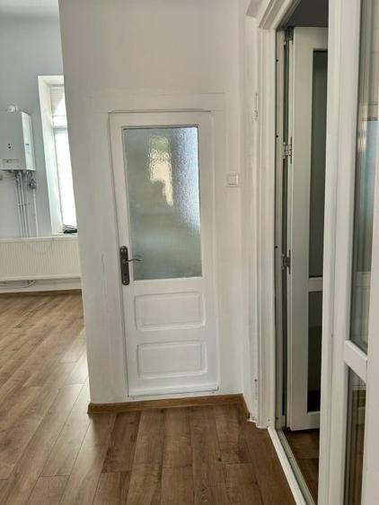 Apartament cu 5 camere semidecomandat în Cișmigiu