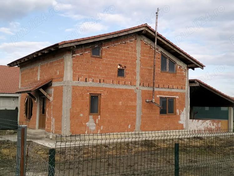 Casă cu 3 camere cu Teren 983 Mp în Peciu Nou