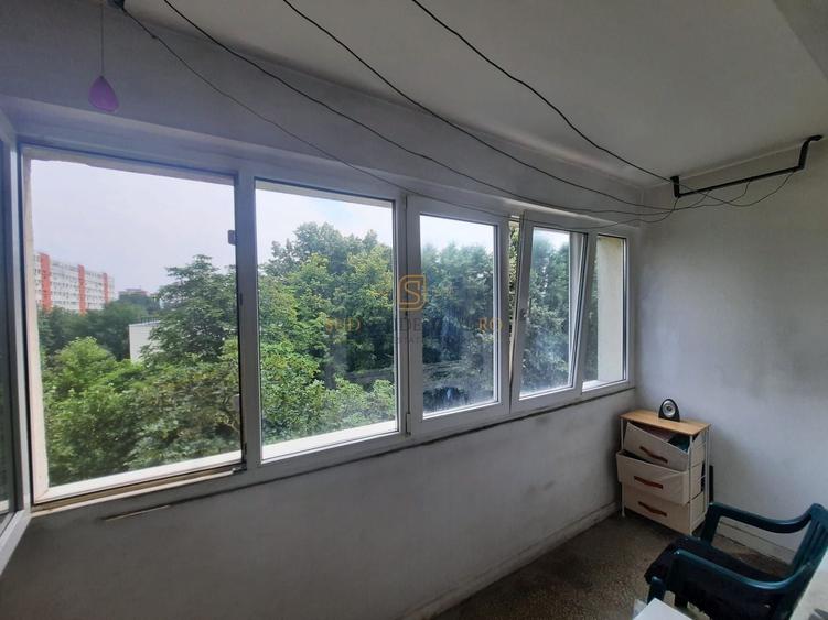 Apartament cu 3 camere semidecomandat în Berceni