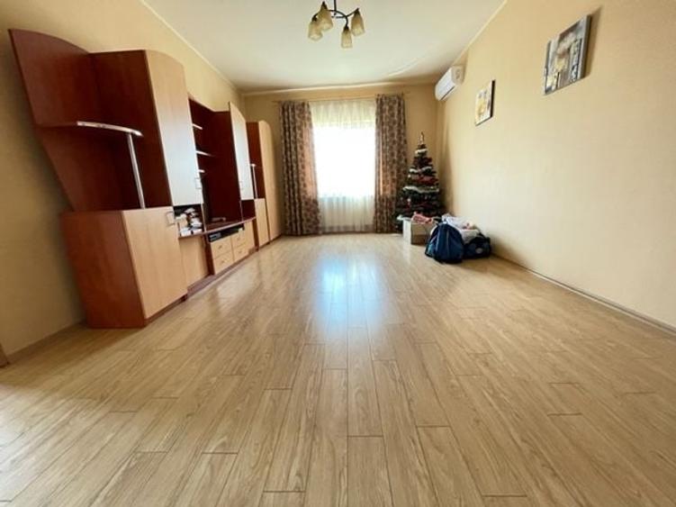 Casă individuală cu 7 camere cu Canalizare în Dumbrăvița