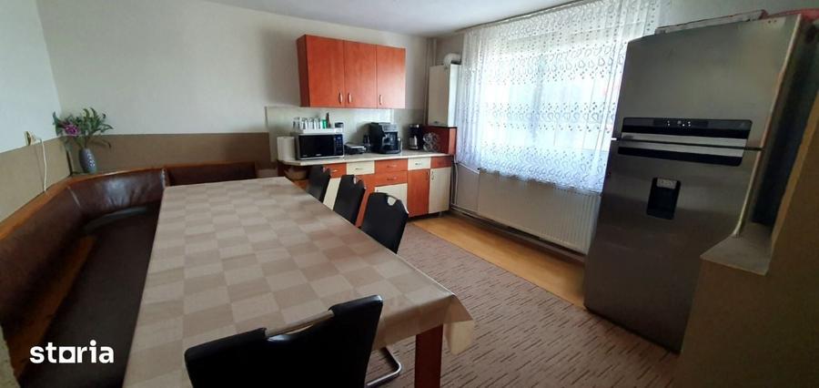Casă cu 6 camere cu Teren 1000 Mp în Iosia