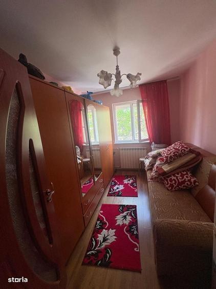 Apartament cu 3 camere semidecomandat în Craiovița Nouă