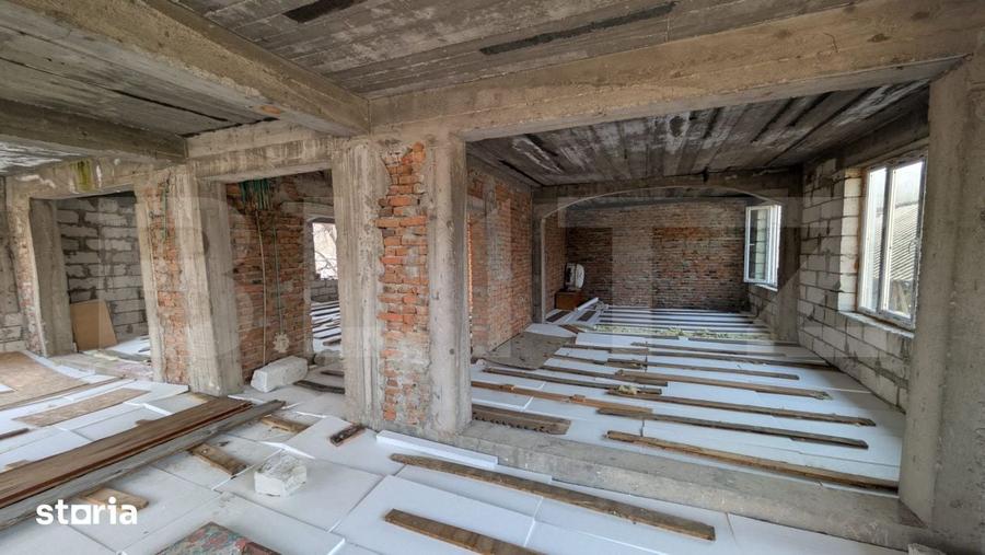 Casă cu 7 camere cu Teren 1656 Mp în Hulubești