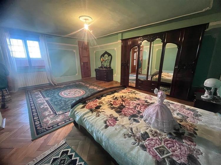Casă individuală cu 13 camere cu Teren 1000 Mp în Est